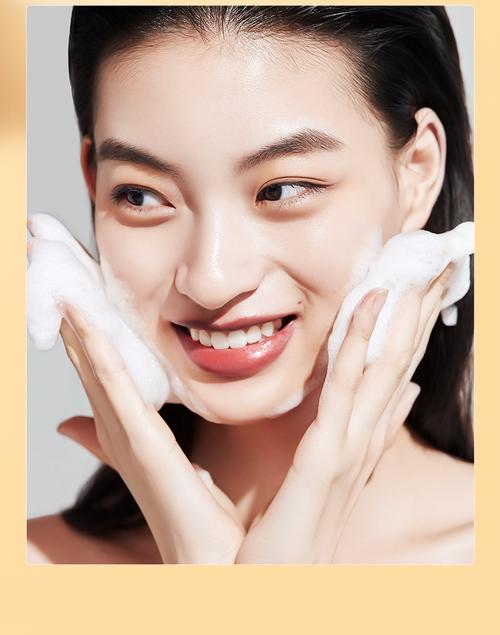 用什么洗脸能美白