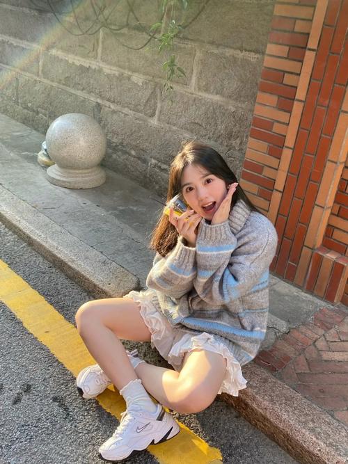 小款开衫高领毛衣怎么搭配什么裤子