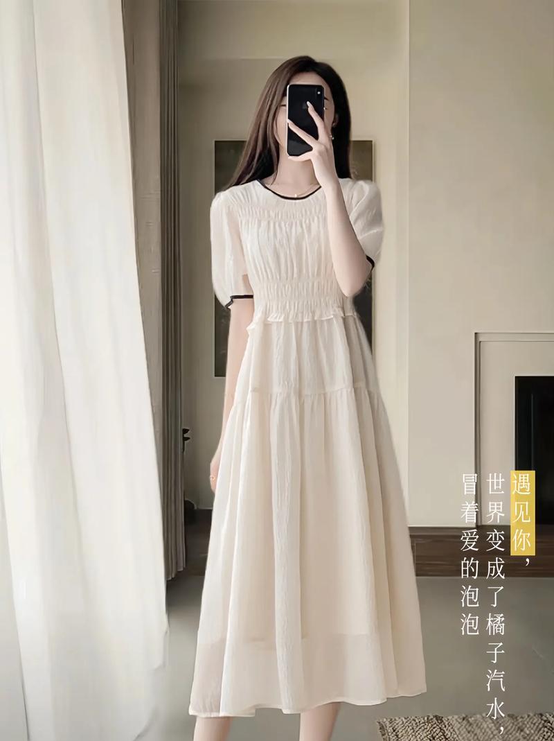 夏天连衣裙短怎么搭配