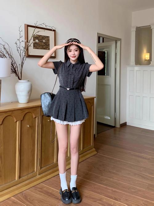 夏天连衣裙短怎么搭配