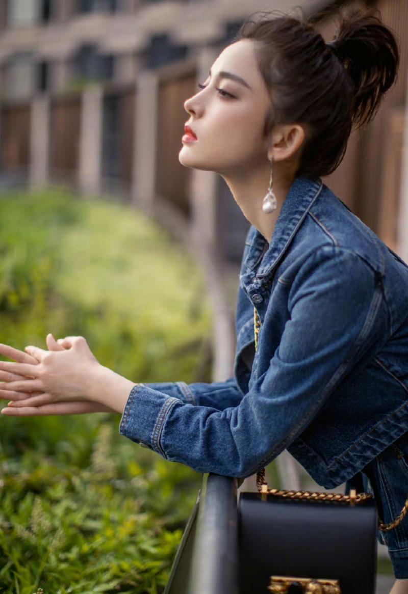 丸子头适合什么衣服