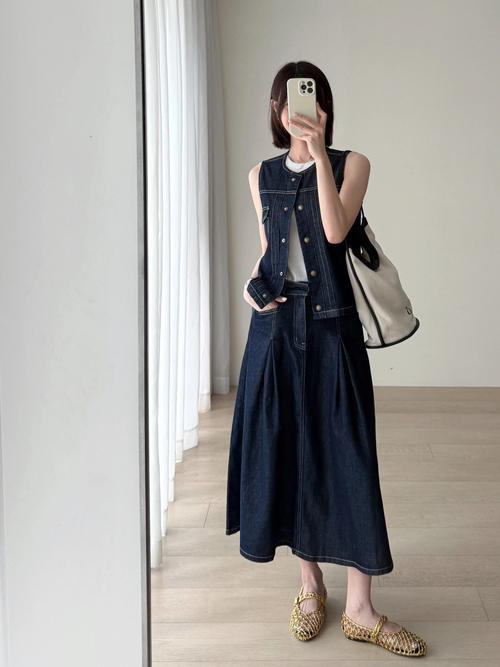 夏天短马甲怎么搭配