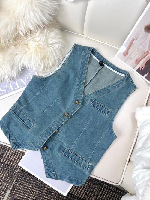 夏天短马甲怎么搭配