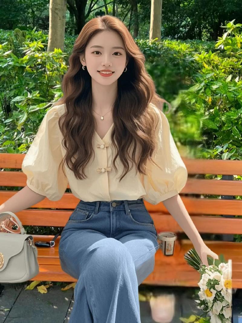 浅杏色上衣怎么搭配