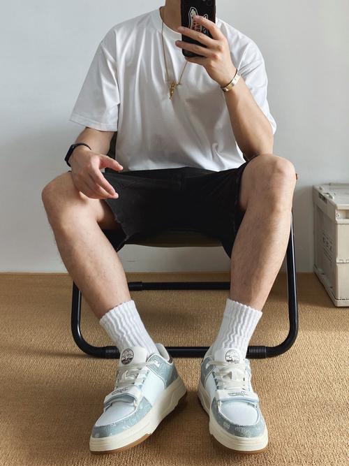 男士白色t恤怎么搭配裤子