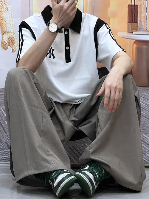 男士白色t恤怎么搭配裤子