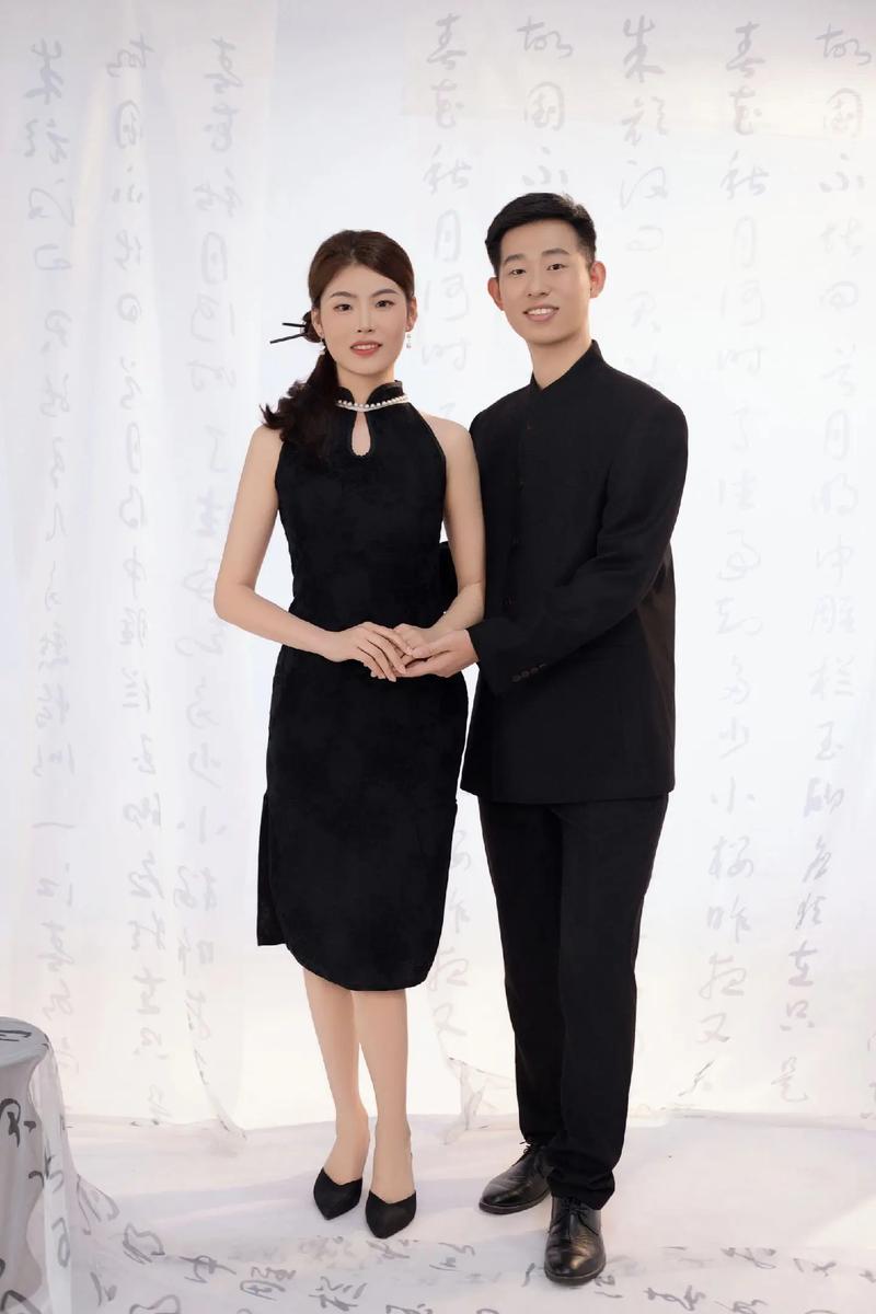 女生穿旗袍男生穿什么