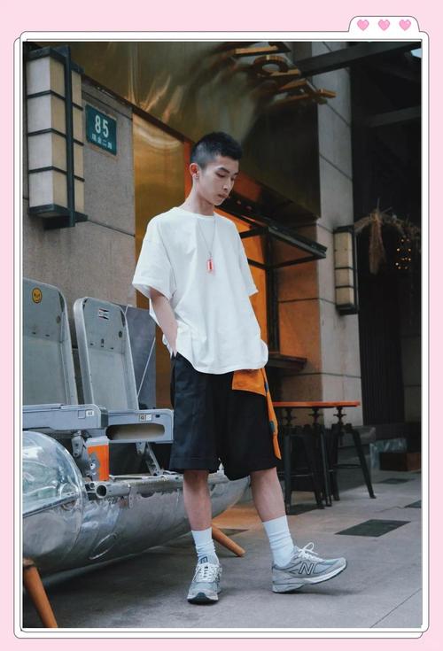 男士白色t恤怎么搭配