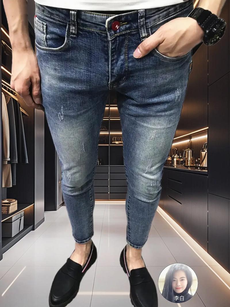 男生紧身小脚牛仔裤怎么搭配