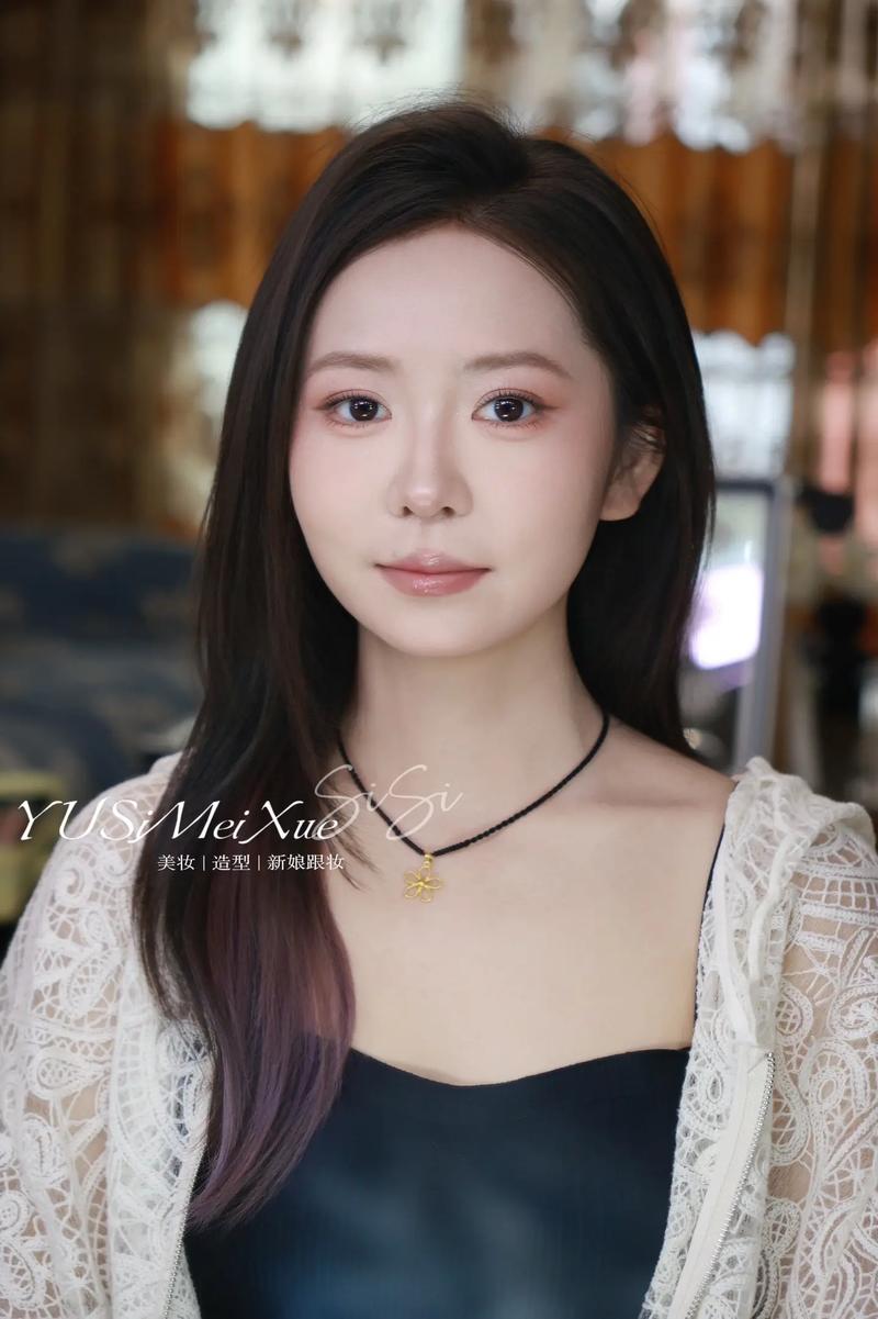 2025最新圆脸妆容