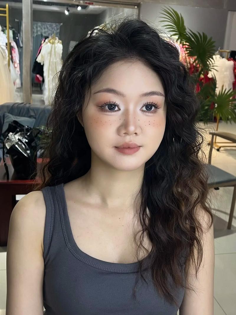 2025最新圆脸妆容