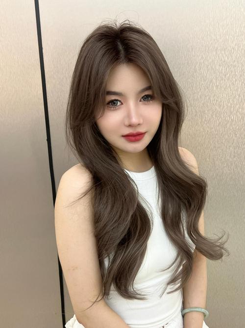 皮肤白适合什么发色