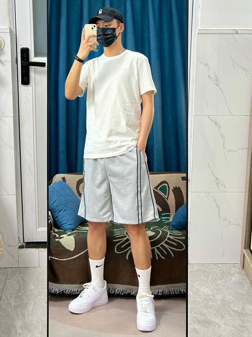 男白色短裤怎么搭配