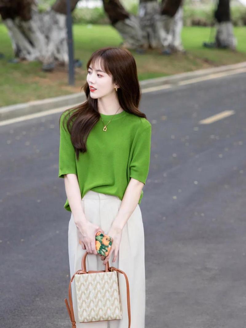 绿色t恤怎么搭配好看