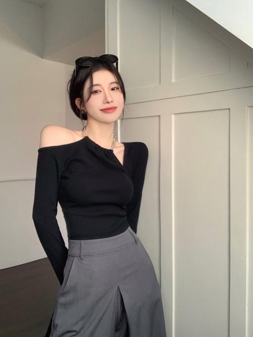 露肩衣怎么搭配项链