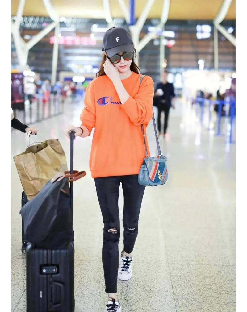 亮橘色运动鞋怎么搭配什么外套好看吗