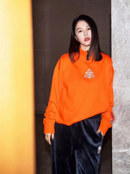 亮橘色鞋怎么搭配什么外套