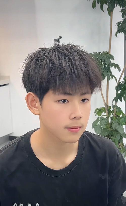 现在流行什么发型男