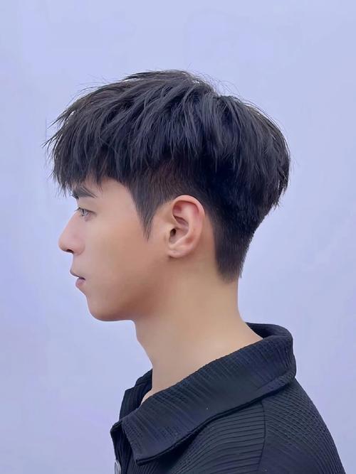 男生扁头适合什么发型