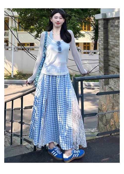 蓝色半身长期怎么搭配