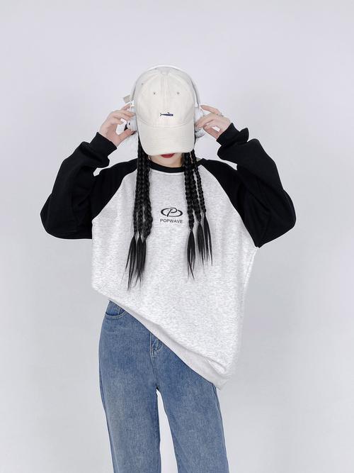 宽松圆领卫衣怎么搭配图片