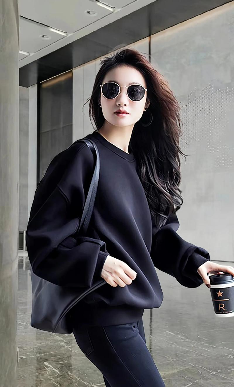 宽松圆领卫衣怎么搭配