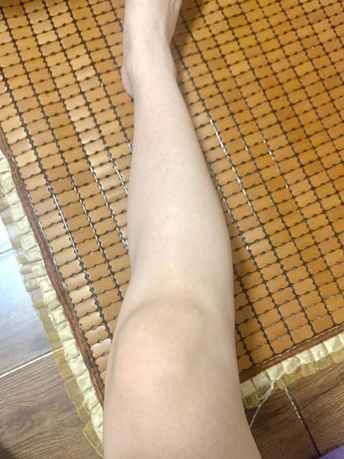 为什么女生会长腿毛