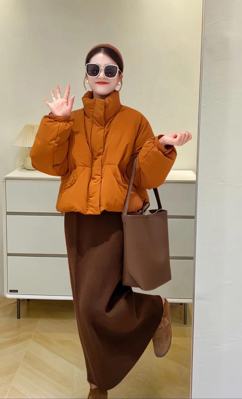 橘外套里面怎么搭配