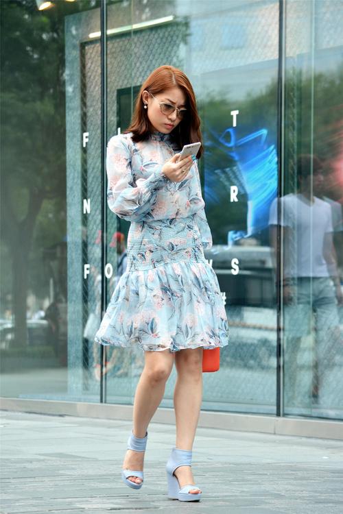 橘色坡跟鞋怎么搭配