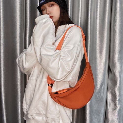 橘色包怎么搭配衣服