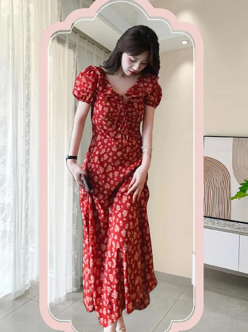 红色碎花长袖连衣裙怎么搭配