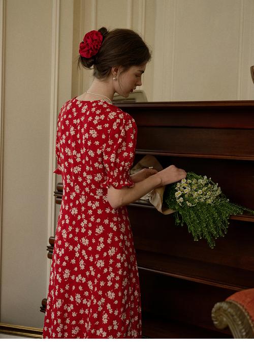 红色碎花长袖连衣裙怎么搭配