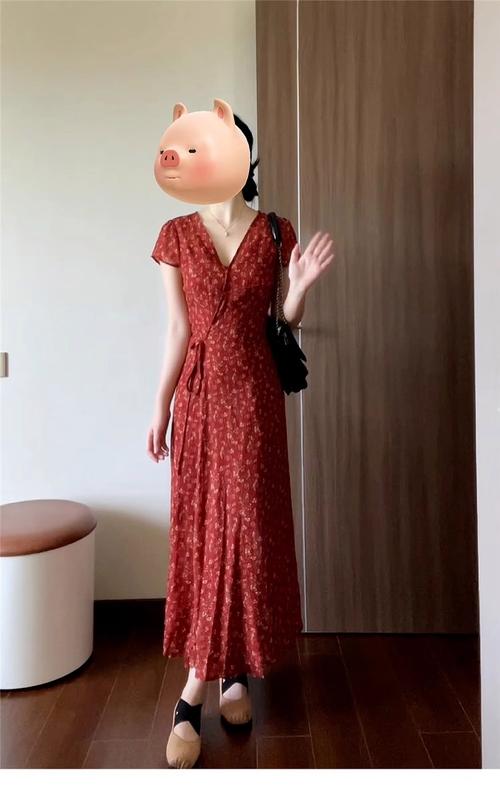 红色碎花长袖连衣裙怎么搭配