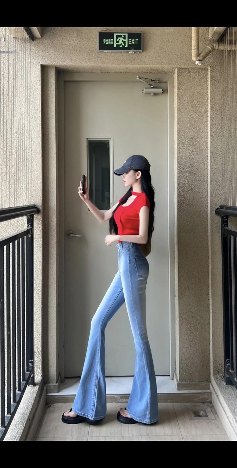 红色配浅蓝色怎么搭配图片