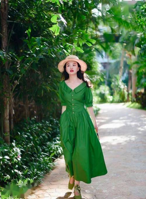 绿色长裙配什么外套