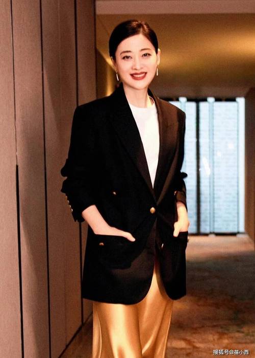 黑色的下身裙怎么搭配衣服好看