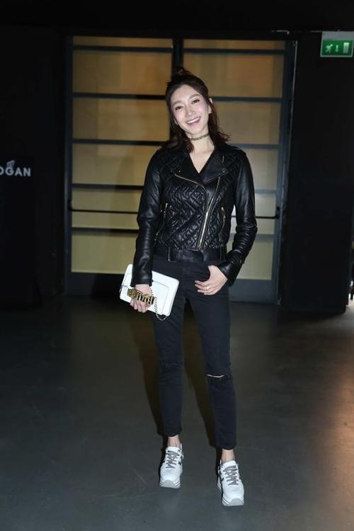 黑色的下身裙怎么搭配衣服好看