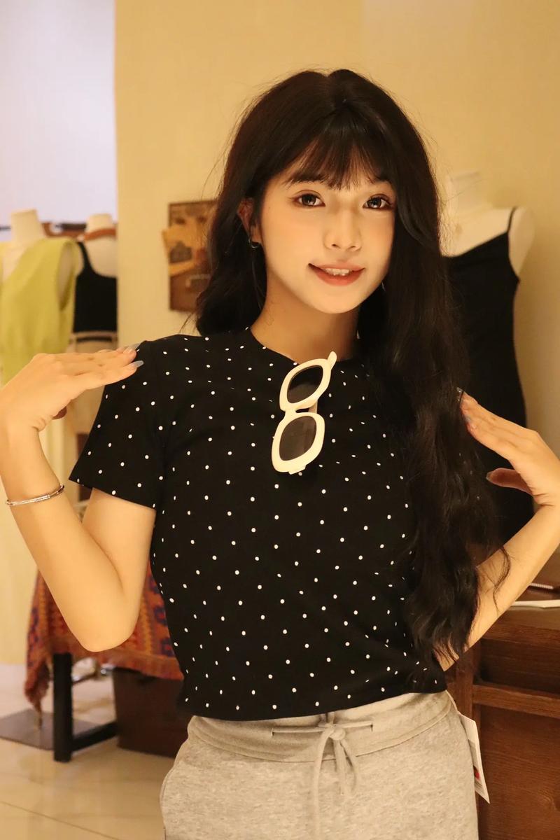 黑色波点衣服怎么搭配