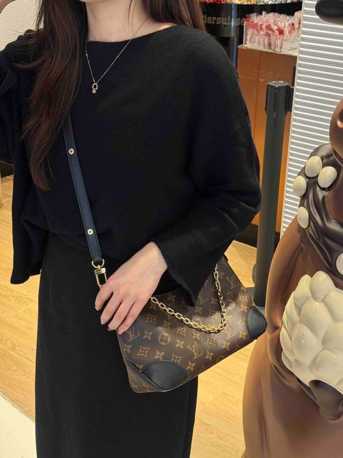 黑色包怎么搭配外套