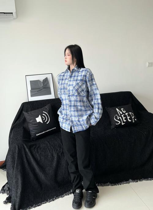 黑格子长衬衫怎么搭配什么裤子