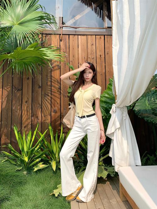 海军蓝t恤怎么搭配