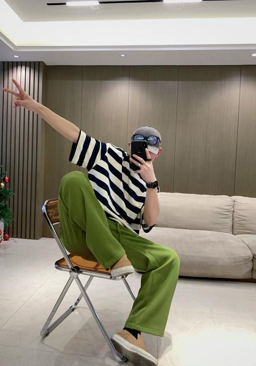 海军蓝t恤怎么搭配