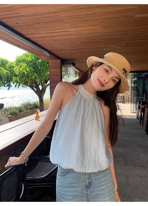 挂脖衣服怎么搭配外套