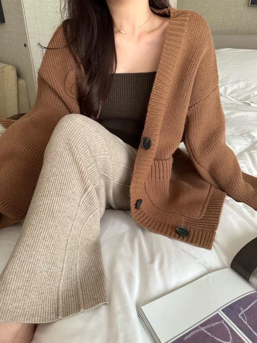 大毛衣外套怎么搭配衣服图片欣赏