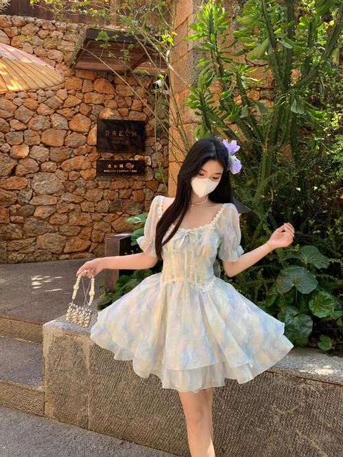 蓬蓬裙发型怎么搭配衣服