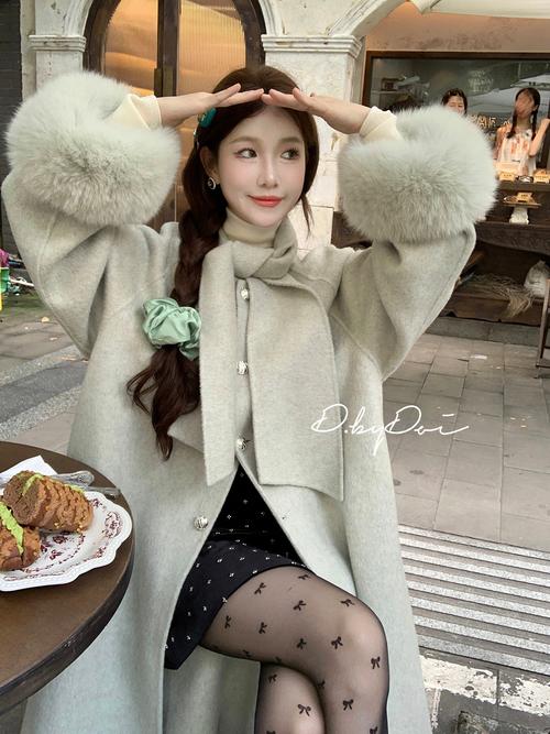 白色斗篷呢子怎么搭配图片