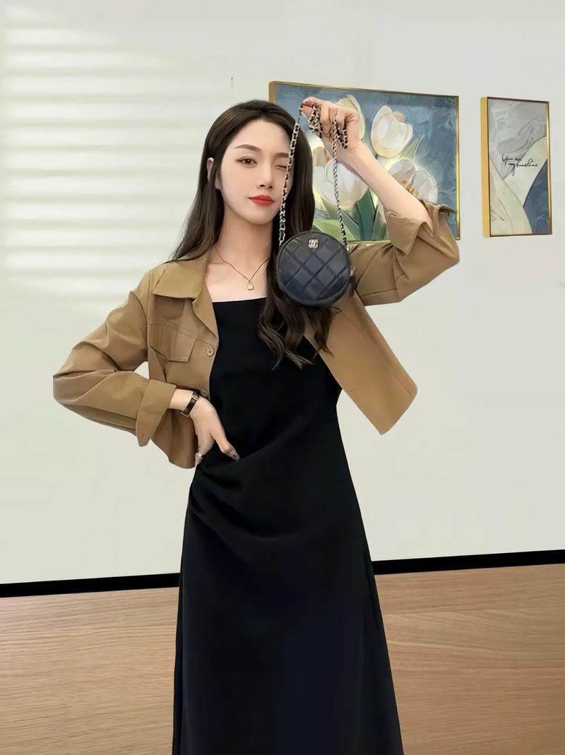 吊带连衣短裙怎么搭配外套好看