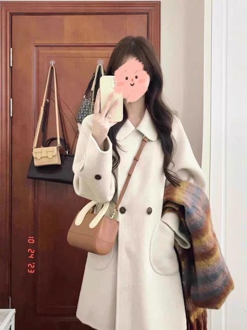 白色斗篷呢子怎么搭配