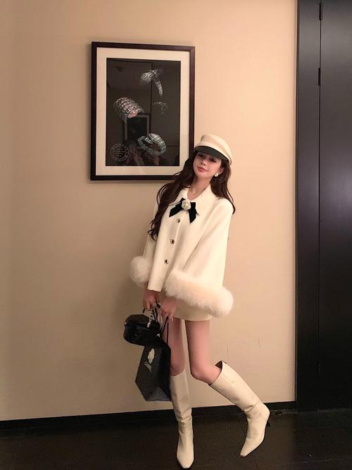 白色斗篷呢子怎么搭配