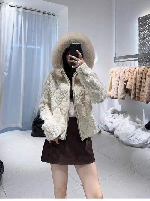 带帽皮草大衣怎么搭配